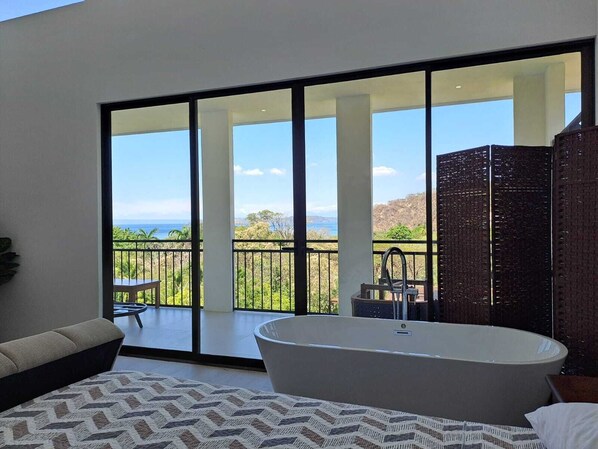 4 habitaciones, tabla de planchar con plancha, wifi y ropa de cama 