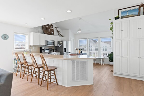 冷蔵庫、電子レンジ、オーブン、コンロ