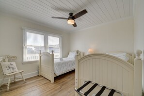 3 bedrooms, iron/ironing board, free WiFi, bed sheets - Beautiful Canal front home. Just a short walk to the beach! (Holden Beach)