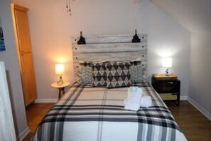 2 bedrooms, desk, iron/ironing board, free WiFi - Beautiful Oceanfront Caswell Beach Condo! (Caswell Beach)