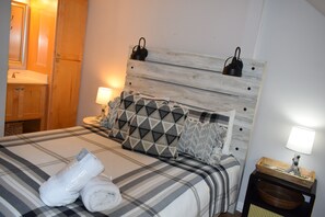 2 bedrooms, desk, iron/ironing board, free WiFi - Beautiful Oceanfront Caswell Beach Condo! (Caswell Beach)