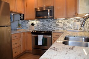 Fridge, microwave, oven, stovetop - Beautiful Oceanfront Caswell Beach Condo! (Caswell Beach)