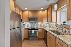 Refrigerador, microondas, horno y parrilla de estufa 
