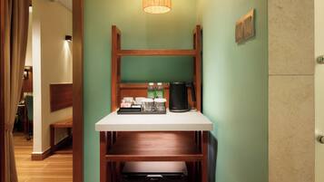 Bar mini, peti besi dalam bilik, meja, seterika/papan seterika