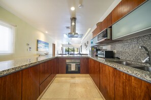 Fridge, microwave, oven, coffee/tea maker