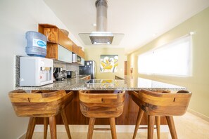 Refrigerador, microondas, horno y cafetera y tetera 