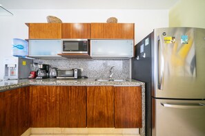 Fridge, microwave, oven, coffee/tea maker