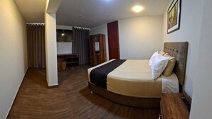 A hotel room with a bed, a desk, and a TV. - Hotel Rosa Mistica Inn (Arequipa)