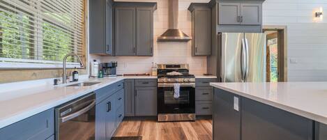 Kylskåp, mikrovågsugn, ugn och spishäll