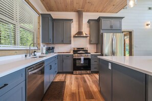 Fridge, microwave, oven, stovetop - Enchanted Bear Lodge (Sevierville)