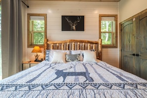 4 bedrooms, iron/ironing board, WiFi, bed sheets - Enchanted Bear Lodge (Sevierville)