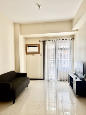 Signature Condo, 1 Bedroom, Non Smoking, Kitchen | Living room | 40-inch flat-screen TV with digital channels
