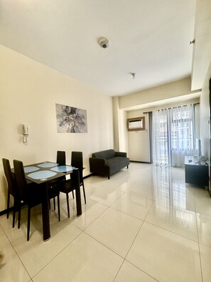 Signature Condo, 1 Bedroom, Non Smoking, Kitchen | Living room | 40-inch flat-screen TV with digital channels