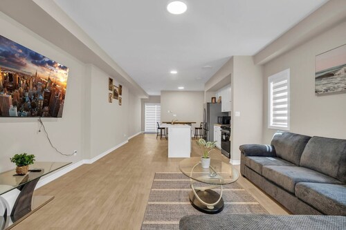 The Welland Retreat w/scenic vineyards and wineries 15 min from Niagara Falls!