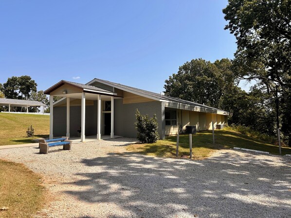 المنشأة من الخارج