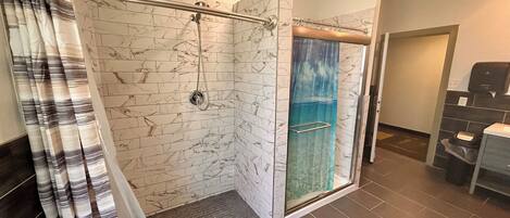 Douche, serviettes fournies, savon, papier toilette