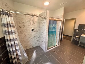 تجهيزات دش، مناشف، صابون، ورق حمّام