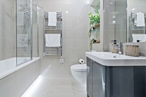 Shower, hair dryer, towels, toilet paper - Luxury 2BR Apartment Sleeps 6 Near Tower Bridge (london)