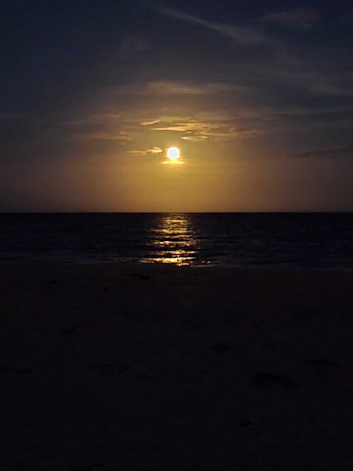 Ein Sonnenuntergang über dem Meer bei klarem Himmel.