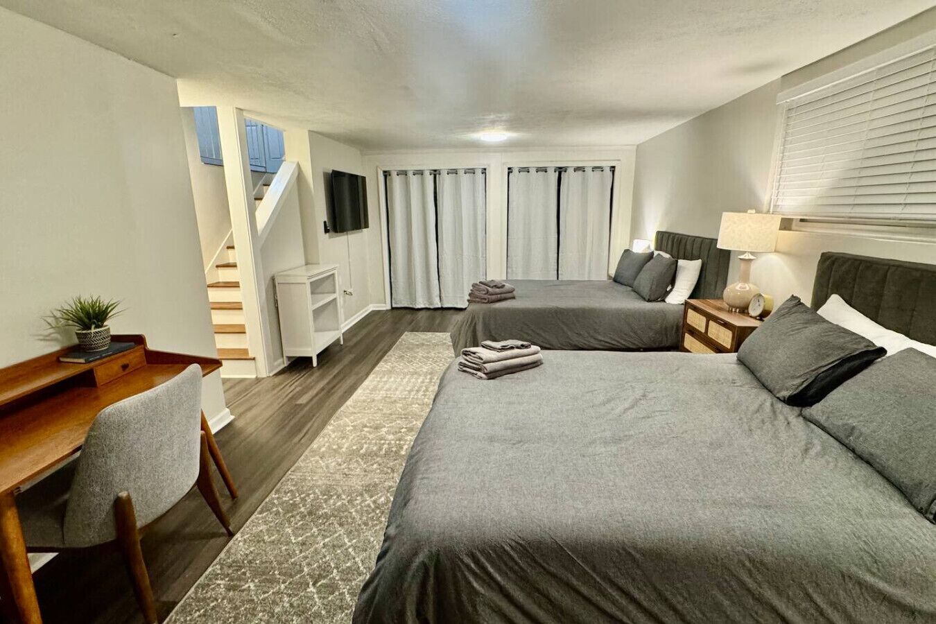 4 bedrooms, desk, iron/ironing board, WiFi