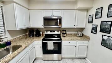 Køleskab, mikrobølgeovn, ovn, kogeplade