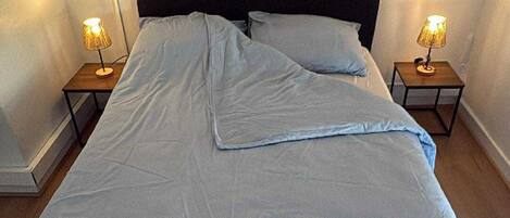 2 bedrooms, internet, bed sheets