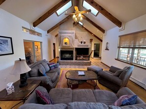 Smart-TV, Kamin, Videospiele, Tischfußball