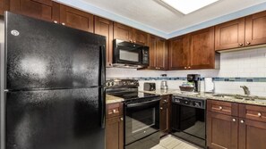 ثلاجة، ميكروويف، فرن، موقد طهي مسطح