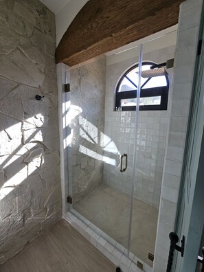 Shower, hair dryer, towels, toilet paper - Boutique Escape in Valle de Guadalupe (Valle de Guadalupe)