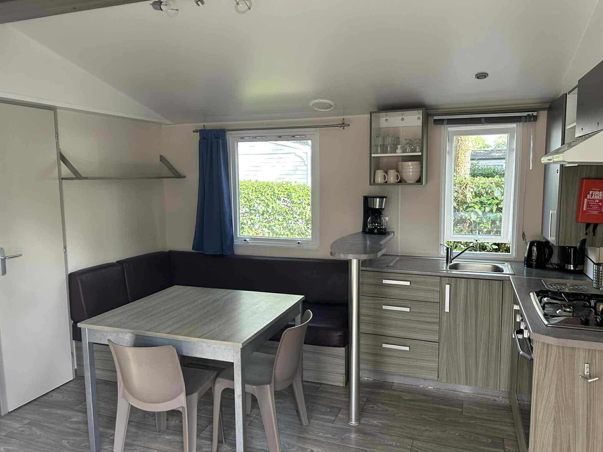 Een microgolfoven, een oven, een kookplaat