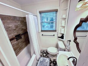 Haartrockner, Handtücher, Seife, Toilettenpapier