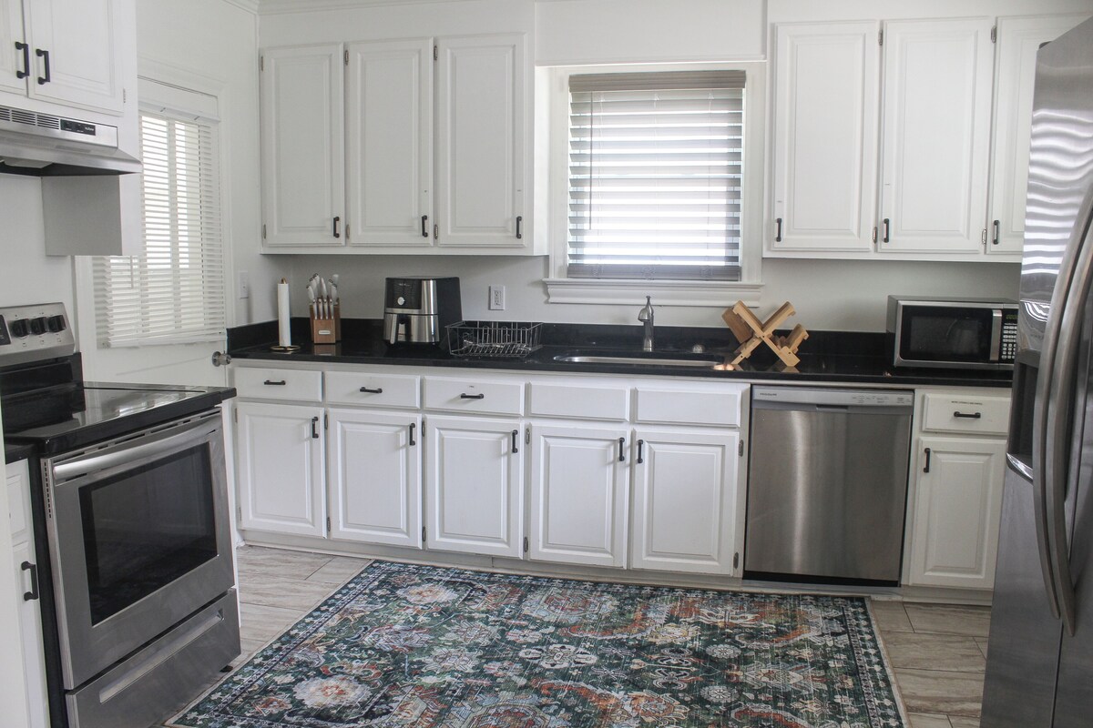 Photo 8 of Just updated! Downtown Greer house. Walk to downtown shops. Fenced in backyard