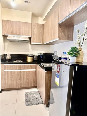 Refrigerador, microondas, placa de cocina, utensilios de cocina