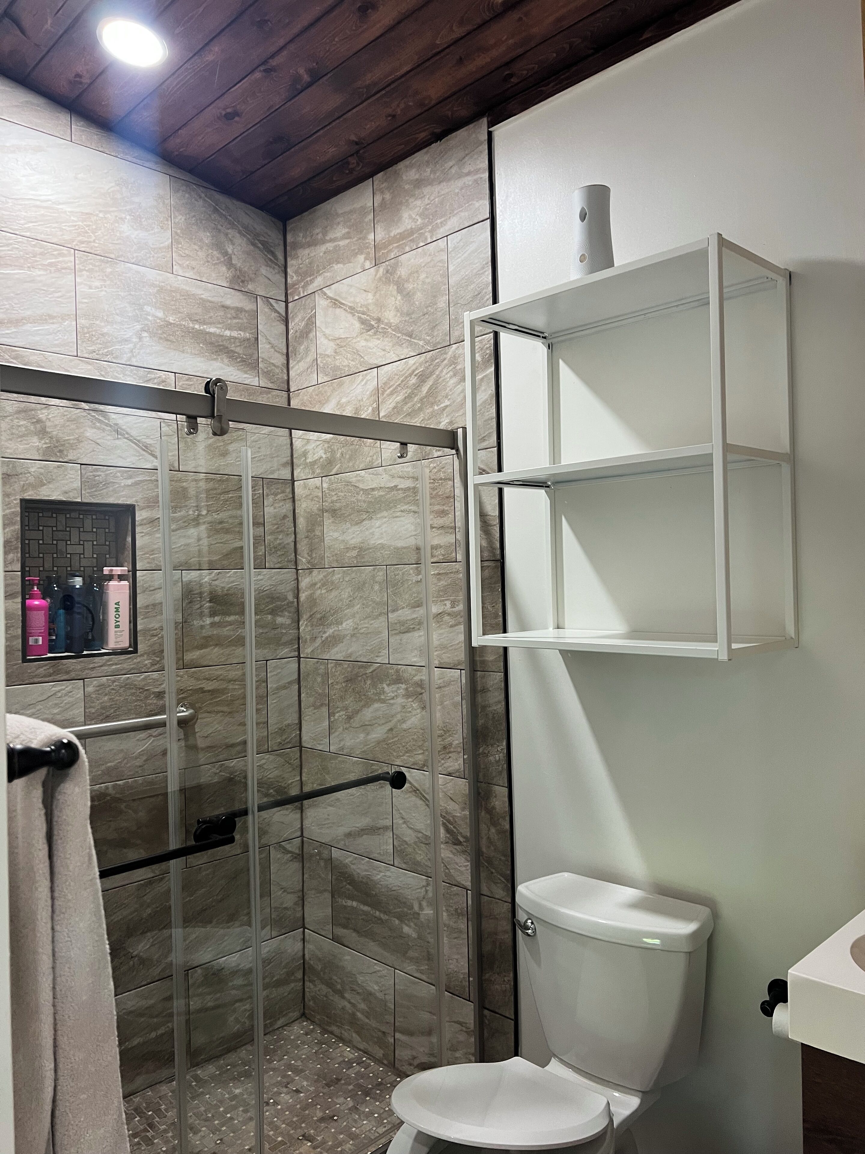 Serviettes fournies, papier toilette