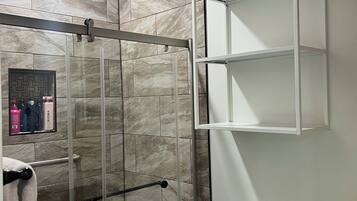 Serviettes fournies, papier toilette