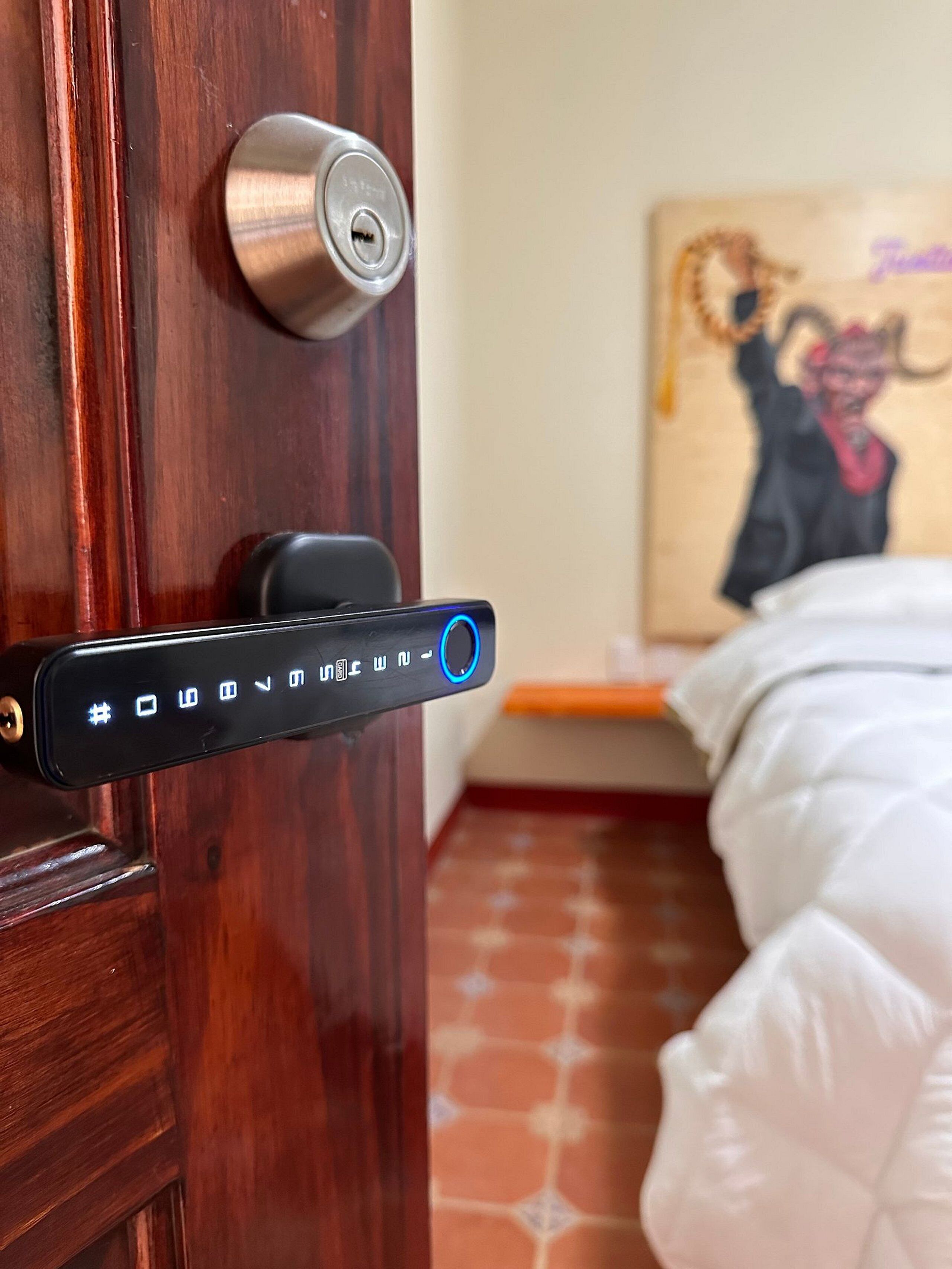 Una puerta con cerradura digital y ojo de cerradura.