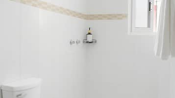 Ducha, artículos de higiene personal gratuitos, toallas y jabón