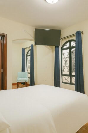 Eenvoudige tweepersoonskamer | Een bureau, gratis wifi, beddengoed