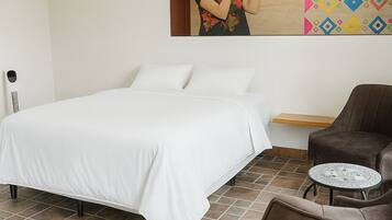 Decoración personalizada, escritorio y espacio para trabajar con laptop