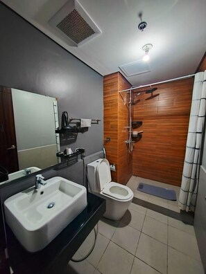 Een douche, een bidet, handdoeken
