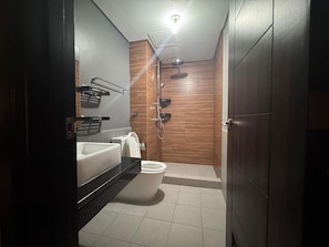 Shower, bidet, towels - Levi&Moon's Haven in the Sky 2Bath (Pasay City)