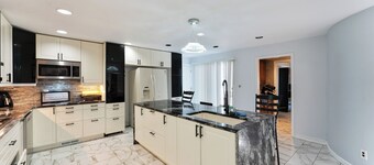 Spacious 5-bedroom house in delightful Bay Shore with AC