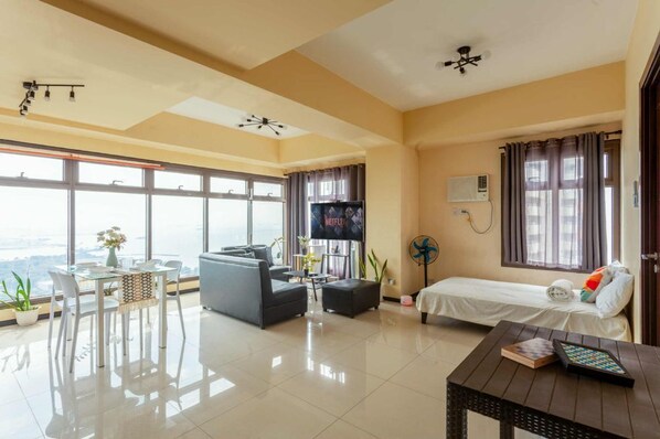 1 habitación, tabla de planchar con plancha y ropa de cama