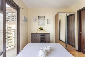 1 quarto, ferros/tábuas de passar roupa, roupa de cama