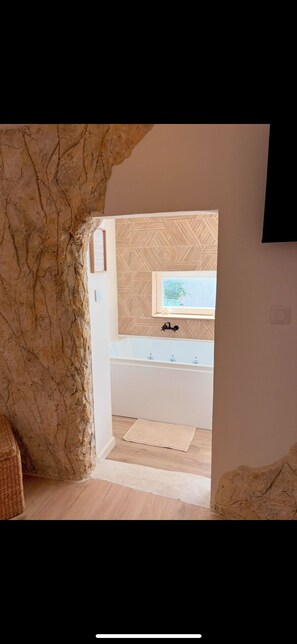 ジェットバス、ヘアドライヤー、タオル、トイレットペーパー