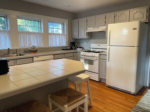 Paper towels - Super Family Friendly home - Sleeps 5. Close to Boston and Salem MA (Melrose)