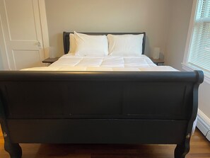 2 عدّة غرف نوم ومكواة/لوح كي وواي فاي وملاءات أسرّة