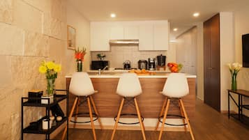 Departamento Confort, 1 habitación, vista al parque | Cocina privada | Refrigerador con congelador, microondas y parrilla de estufa