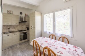 Refrigerador, horno, parrilla de estufa y cafetera y tetera 