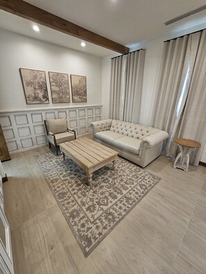 Una televisión, una chimenea